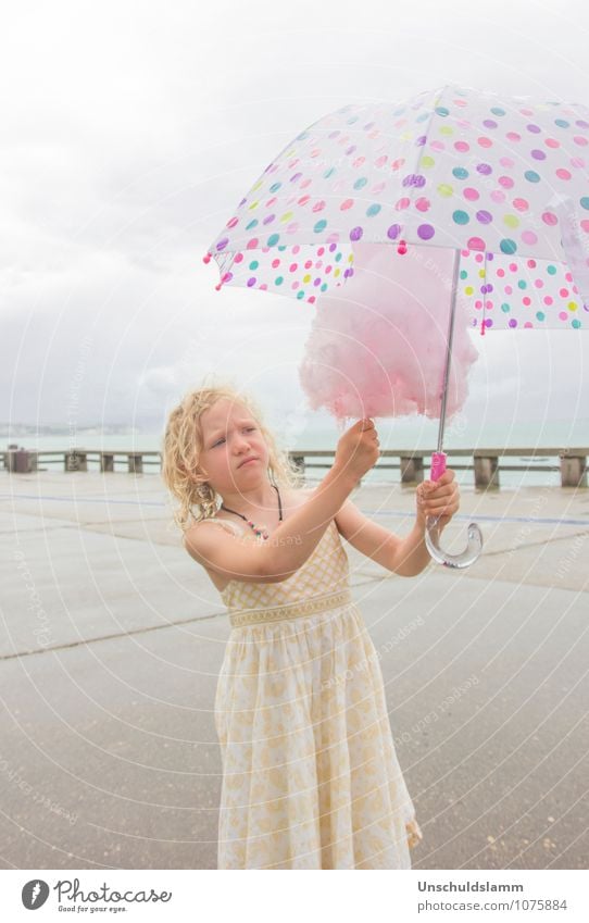 Zuckerschutz Lebensmittel Süßwaren Zuckerwatte Ernährung Lifestyle Sommer Mensch Kind Mädchen Kindheit 3-8 Jahre Wolken Regen Regenschirm tragen Traurigkeit