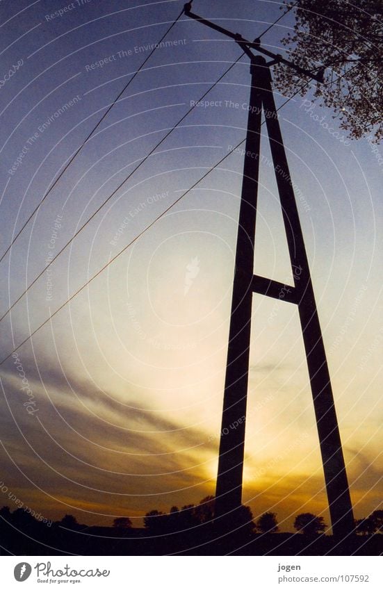 Fließbild Strommast Elektrizität Gegenlicht Abend Holz schwarz Versorgung Energiewirtschaft fließen Feld Sonnenuntergang Stromausfall Hochspannungsleitung