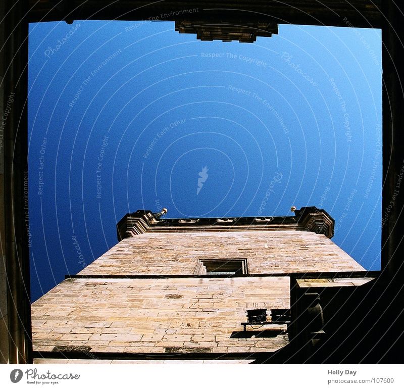 Himmel über Prag Fenster Hinterhof Pol- Filter Mauer Tschechien Moldau Wahrzeichen Denkmal Europa Turm Tor blau Blauer Himmel oben Blick Stein Brücke