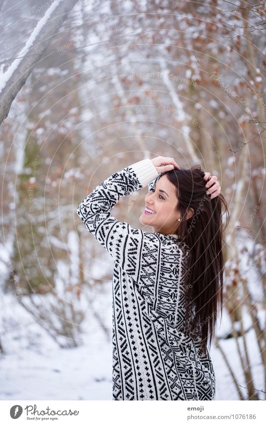 happy feminin Junge Frau Jugendliche 1 Mensch 18-30 Jahre Erwachsene Umwelt Natur Winter Schnee brünett langhaarig Fröhlichkeit Glück schön lachen Farbfoto