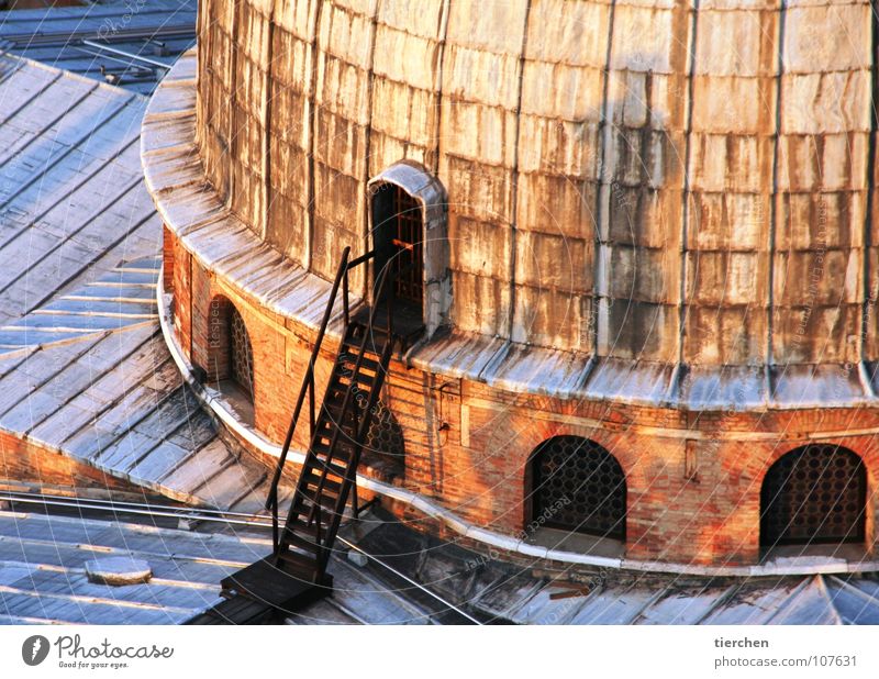 noteingang Italien Venedig Markusplatz San Marco Basilica Dach Kuppeldach Fenster Backstein Eisen Blech rund Eingang Feuerleiter Notausgang Höhle