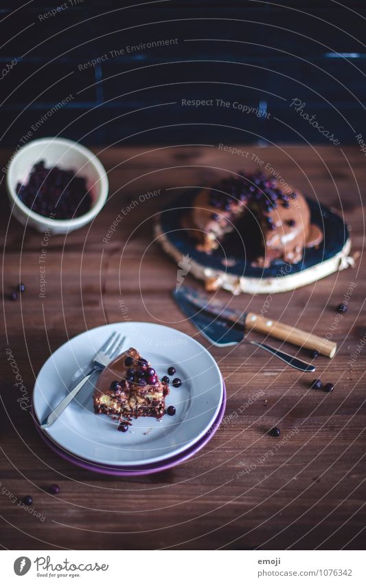 Kuchenstück Dessert Süßwaren Schokolade Ernährung Geschirr lecker süß braun Kalorienreich Völlerei sündigen Farbfoto Innenaufnahme Menschenleer Tag