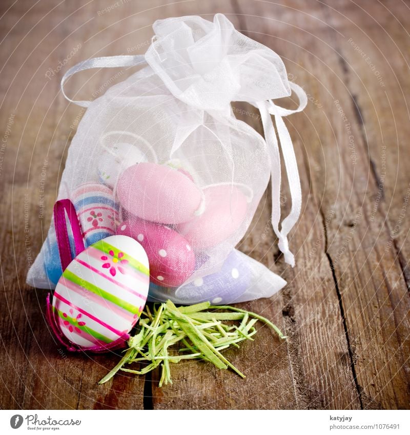 Ostereier Ostern Frühling Osternest Ei Nest Geschenk Tisch grün Farbe Farbstoff violett Saison rustikal Schnur Nahaufnahme mehrfarbig verziert Tradition