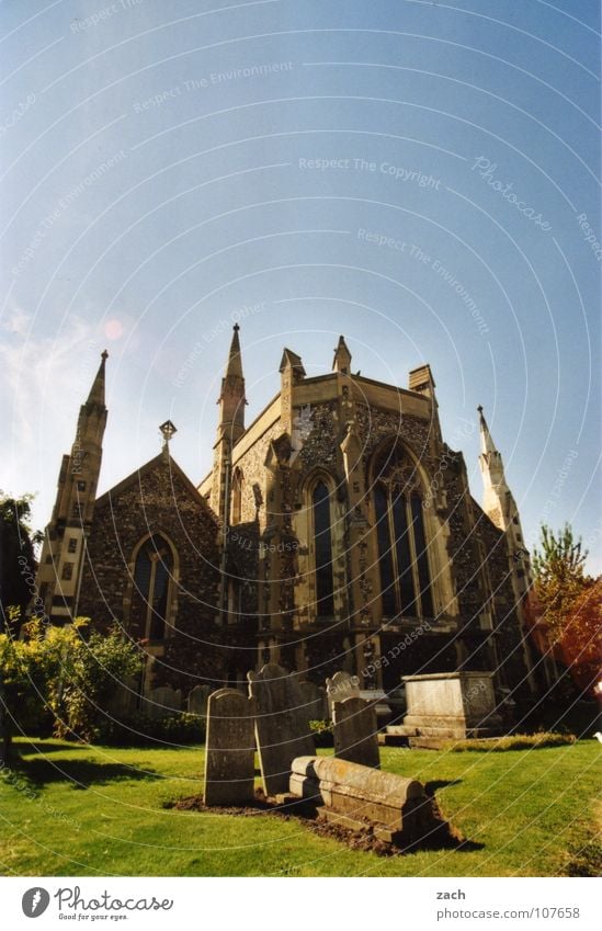 Kirche Dover Religion & Glaube Gebet Kruzifix Götter Geistlicher Grab Grabstein Sarg Friedhof Gotteshäuser Vergänglichkeit Trauer Verzweiflung Rücken Päpste