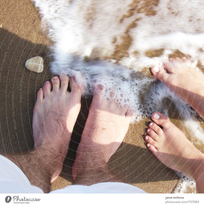 gemeinsam... Strand Meer Brandung Wellen Schaum Zusammensein Ferien & Urlaub & Reisen Zehen Vertrauen Strömung Licht Sommer Urlaubsstimmung ruhig