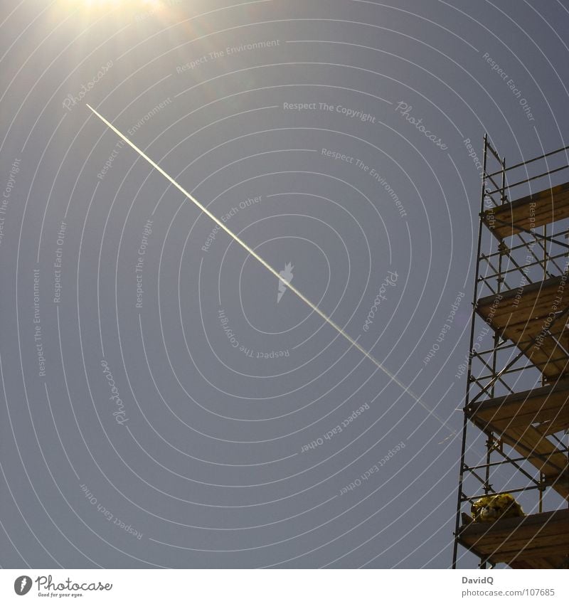 Noch drei Meter bis zur Sonne Gerüstbauer Sicherungskorb Schiffsplanken Geländer Arbeiter Hochbau Flugzeug Schwanz Kondensstreifen kondensieren Linie