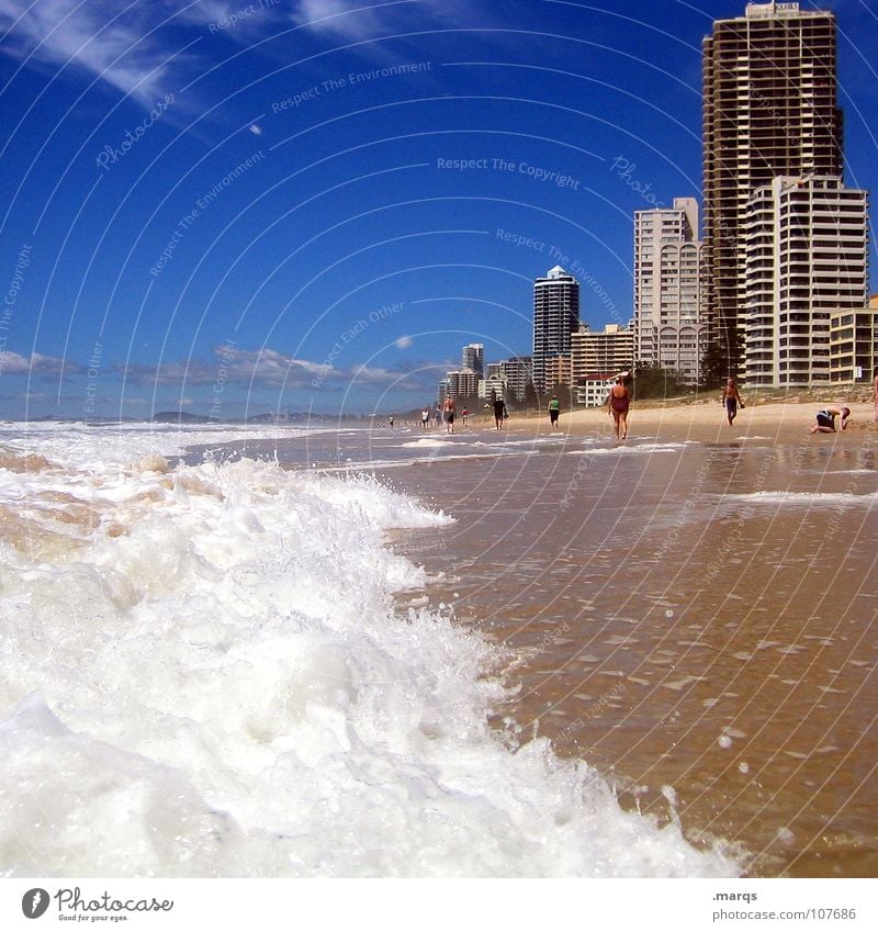 Whitecaps Farbfoto Außenaufnahme Textfreiraum oben Freude Erholung Ferien & Urlaub & Reisen Ferne Sommer Strand Meer Wellen Haus Sand Wasser Wärme Küste