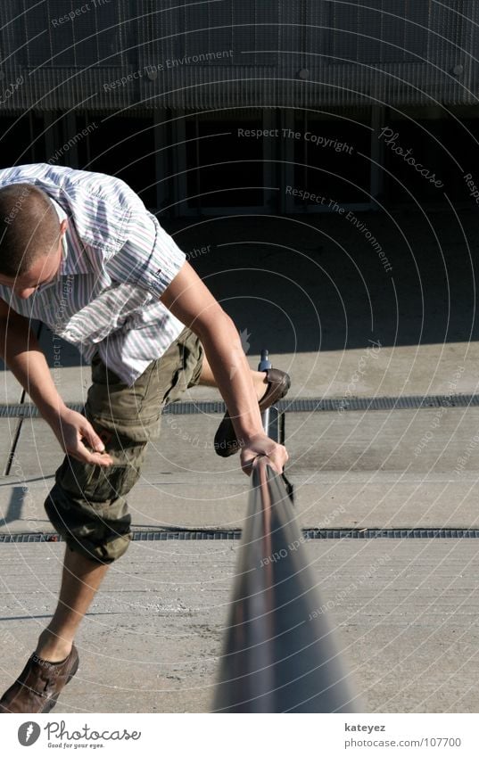 Geländer Freestyle springen Mann maskulin grau Beton Blick nach unten Körperhaltung Freude Macht fallen Dynamik gerade Linien silber Metall