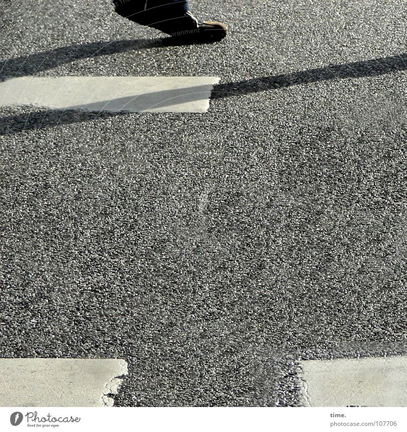 Crossing the line, Realisierungsphase Schatten Fuß Verkehrswege Fußgänger Straße Bewegung weiß Farbe Zebrastreifen Asphalt Fußgängerübergang Straßennamenschild