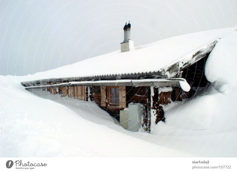 Eingeschneit in einsamer Berghütte Österreich Haus Winter Ferien & Urlaub & Reisen Winterurlaub Sandverwehung Schneelandschaft kalt Schneesturm Einsamkeit