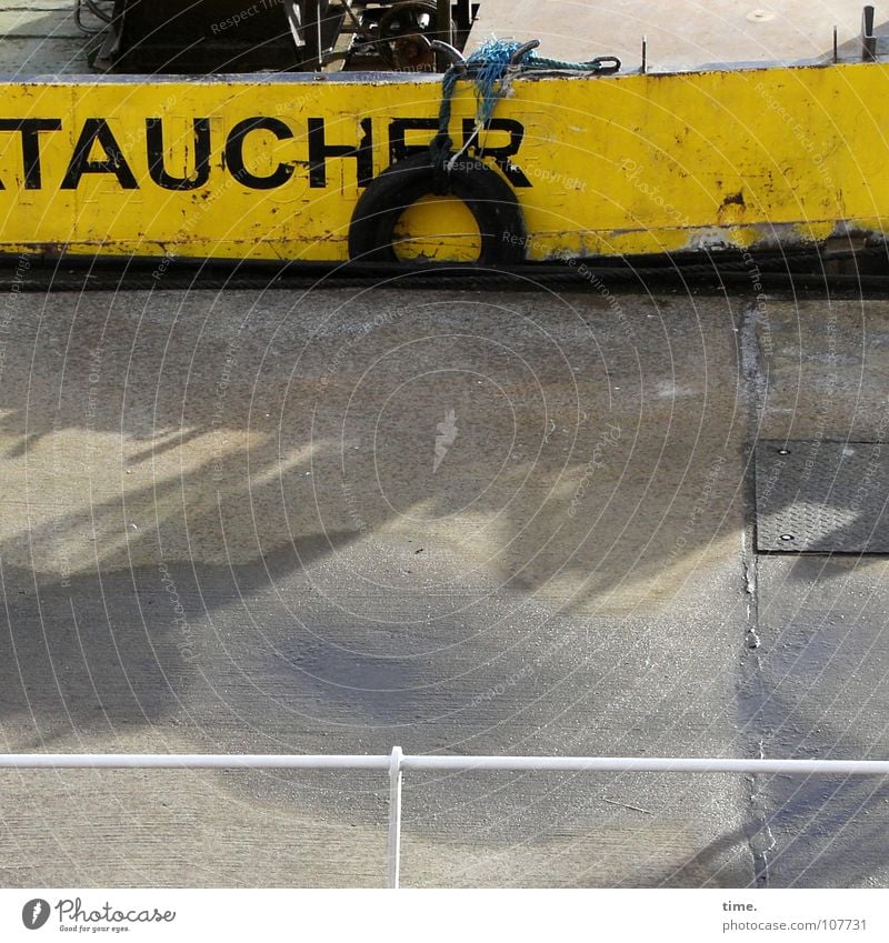 Gelbanleger Schatten Arbeit & Erwerbstätigkeit Dienstleistungsgewerbe Wasser Hafen Fischerboot Wasserfahrzeug Lack Metall dreckig gelb Farbe Vergänglichkeit