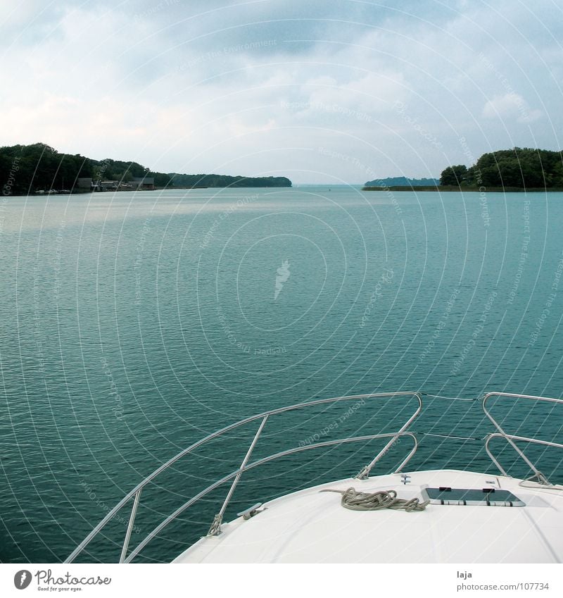 Volle Fahrt voraus See Wasserfahrzeug Hausboot Baum Reling Schiffsdeck Schiffsbug Freiheit Unendlichkeit Erholung Freizeit & Hobby Ferien & Urlaub & Reisen