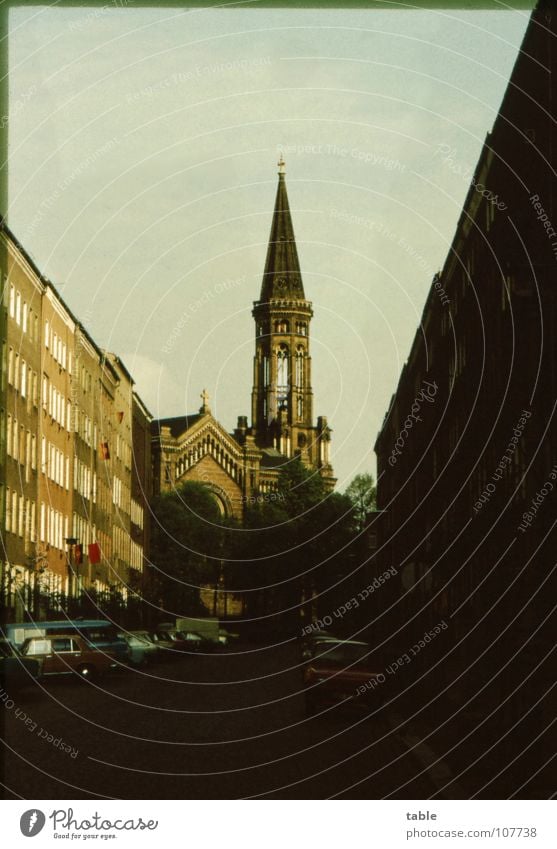 woran glaubst du Schönes Wetter Hauptstadt Kirche Mauer Wand Fassade Fenster Straße beobachten dunkel historisch Religion & Glaube Politik & Staat