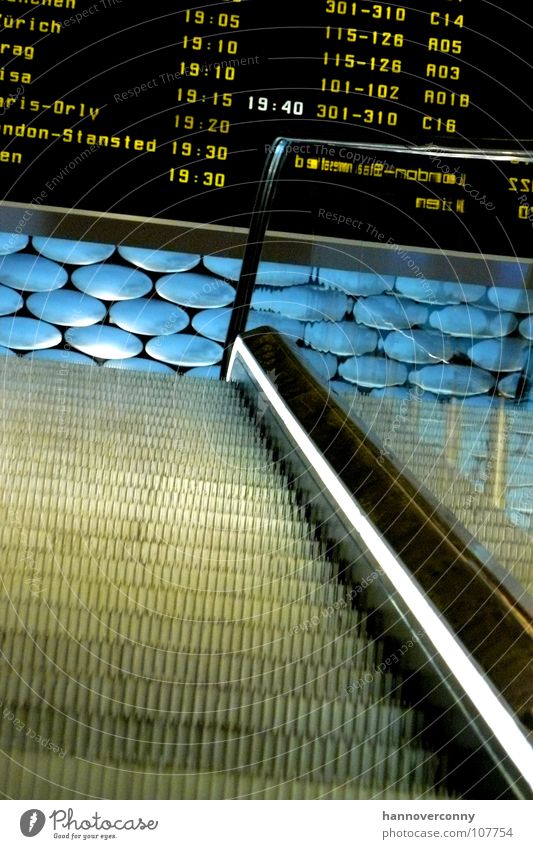 Stairway to the sky Rolltreppe Paris London Abflughalle Ankunft Flugzeug Erwartung Flughafen Luftverkehr Decke ankunftshalle Anzeige