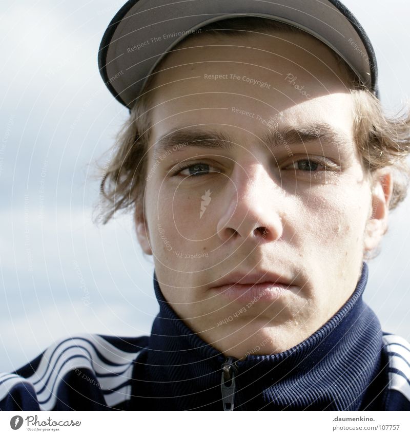 Was nützt die Liebe in Gedanken? Mann Kragen Baseballmütze Wolken Jacke Reißverschluss Streifen kalt Licht ernst emotionslos Porträt Wut Ärger Herbst Bursch