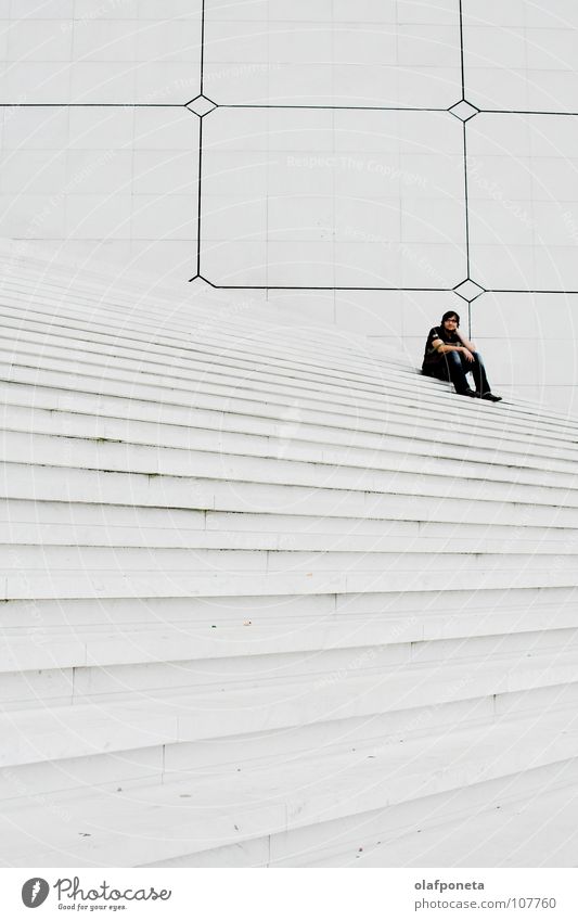 große weiße Treppen, mit mir Mann Quadrat La Défense Paris Frankreich La Grande Arche modern hell hoch Lampe ruhig kontrasst Schwarzweißfoto grand arche grande