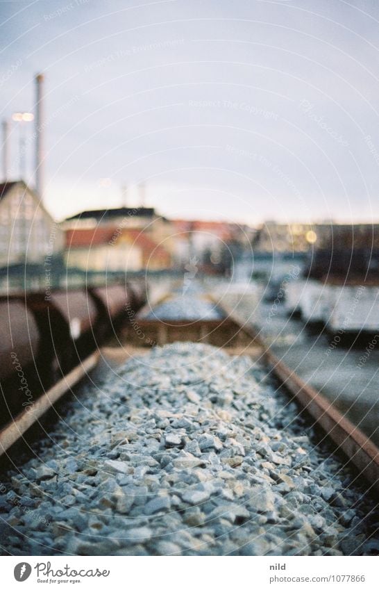 Schotterlieferung München Stadt Menschenleer Industrieanlage Bahnhof Gebäude Verkehr Güterverkehr & Logistik Schienenverkehr Güterzug Kies Stein Metall trist