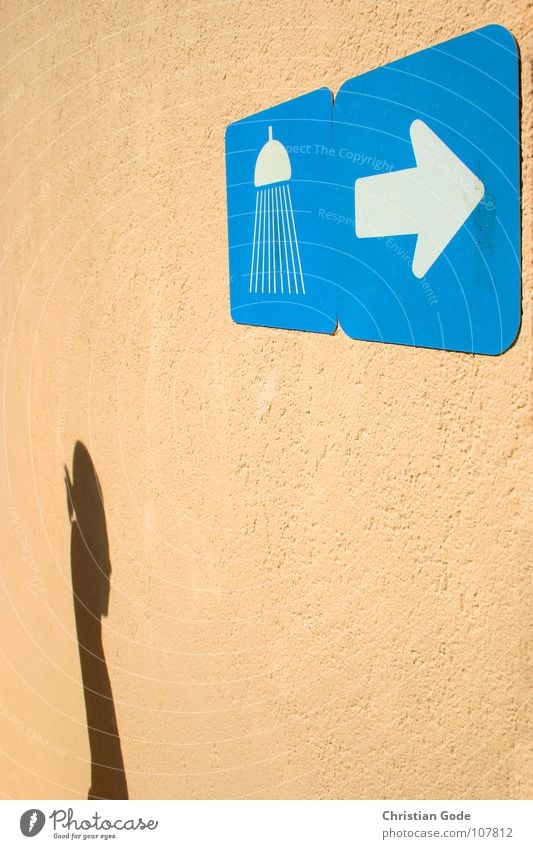 Vor dem Baden bitte Duschen Schwimmbad Ferien & Urlaub & Reisen Seife Duschgel Reinigen Frau Wand weiß Piktogramm Handtuch Sommer Mensch Hinweisschild Wasser