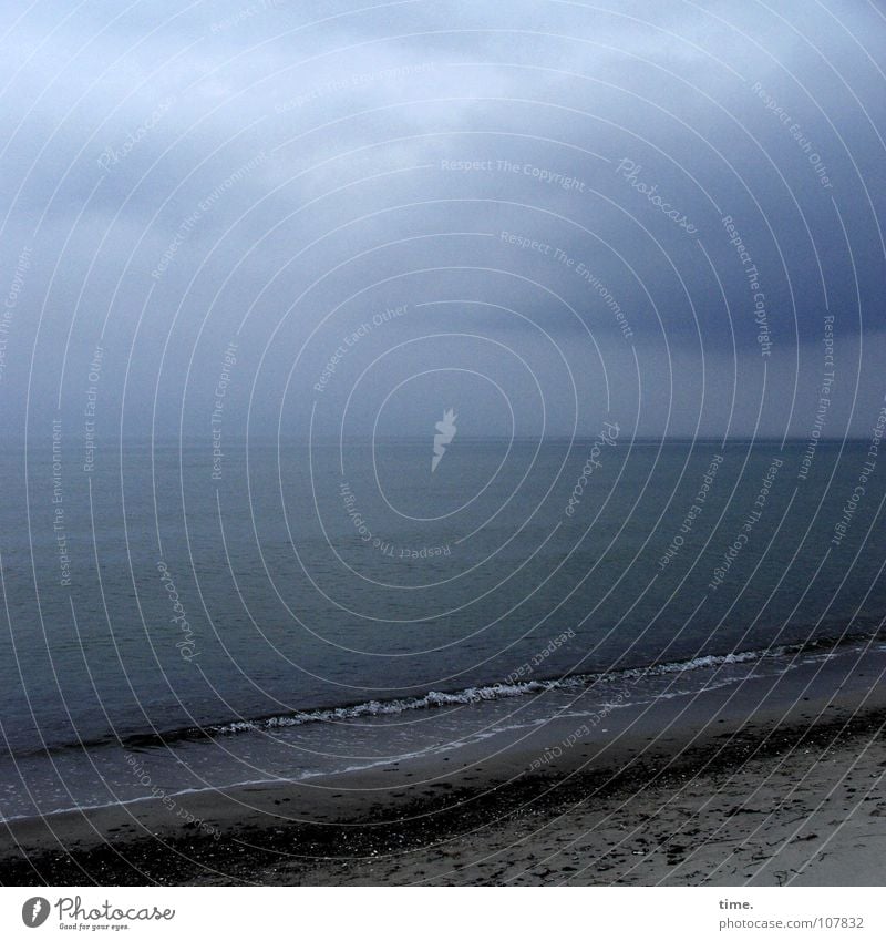 BlauPause Dämmerung Ferne Strand Meer Wellen Erde Sand Wasser Himmel Wolken Horizont Wetter Regen Küste Ostsee dunkel blau Fernweh Einsamkeit geheimnisvoll