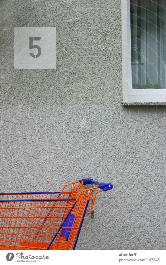 orange five Einkaufswagen 5 grau Fenster Stadt Plus Hausnummer Langeweile verfallen Ziffern & Zahlen Anordnung Teilung Detailaufnahme Anschnitt blau ruhig