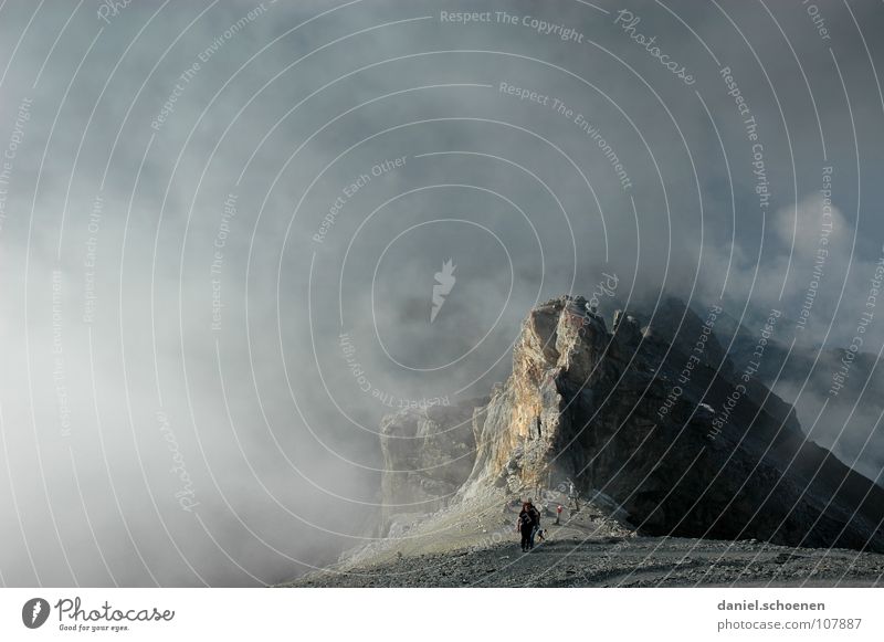 der Gipfelstürmer aufsteigen dramatisch Schweiz Berner Oberland wandern Bergsteigen gefährlich Freizeit & Hobby Ausdauer weiß grau Wolken Hochgebirge