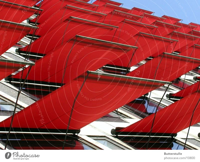 Markise2 Haus Fassade rot obskur Wetterschutz Farbe Architektur