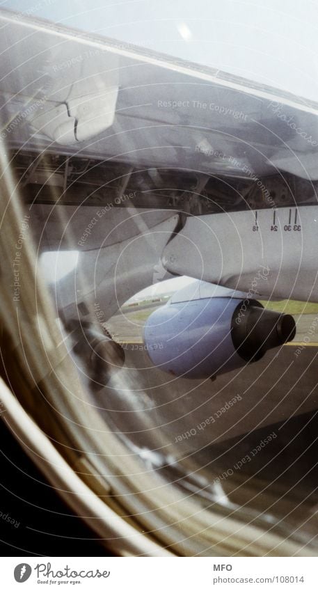 Abheben Lomografie Triebwerke Tragfläche Fenster Rollfeld träumen Luftverkehr Lomography Lomo Horizon Beginn Düse Landebahn