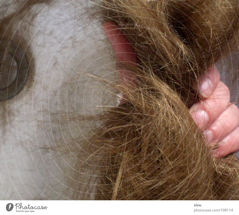 Glatze Hand Waschbecken Abfluss Nagel Finger blond gelb weiß geschnitten Haare schneiden Bad Handwerk Haare & Frisuren Haut gold