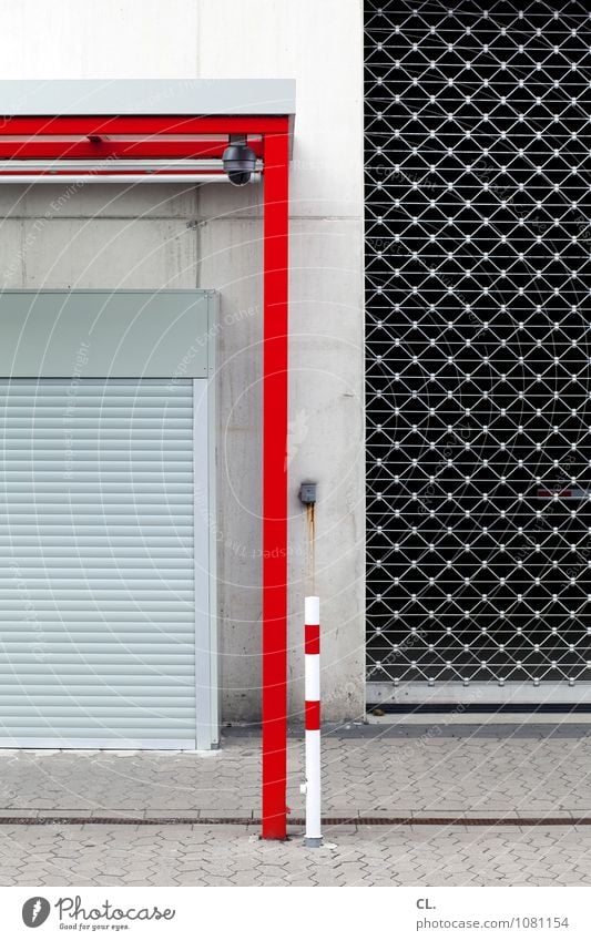 wenig los Mauer Wand Tor Einfahrt Verkehr Verkehrswege Gitter Poller Haltestelle Rollladen Wartehäuschen warten trist grau rot Langeweile stagnierend