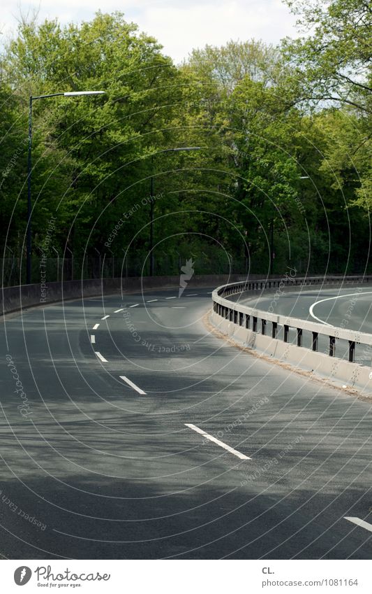 nix brumm brumm Umwelt Natur Sommer Baum Sträucher Verkehr Verkehrsmittel Verkehrswege Straßenverkehr Autofahren Wege & Pfade Leitplanke Laternenpfahl Kurve