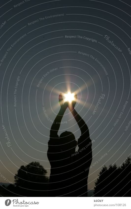 The sun in my hands Farbfoto Gedeckte Farben Außenaufnahme Experiment Schatten Kontrast Silhouette Reflexion & Spiegelung Lichterscheinung Sonnenstrahlen