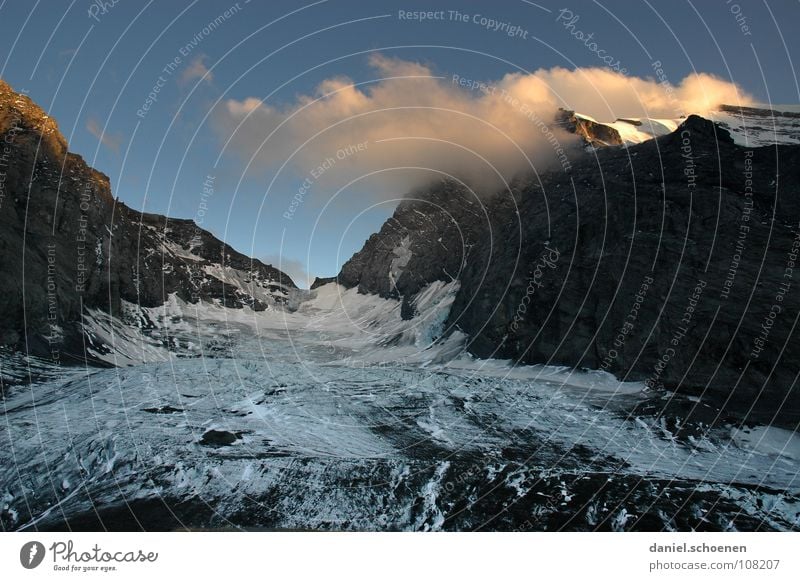 auf`m Gletscher Klimawandel Schweiz Berner Oberland Einfluss Bergsteigen gefährlich schmelzen Freizeit & Hobby Ausdauer weiß grau Wolken Hochgebirge