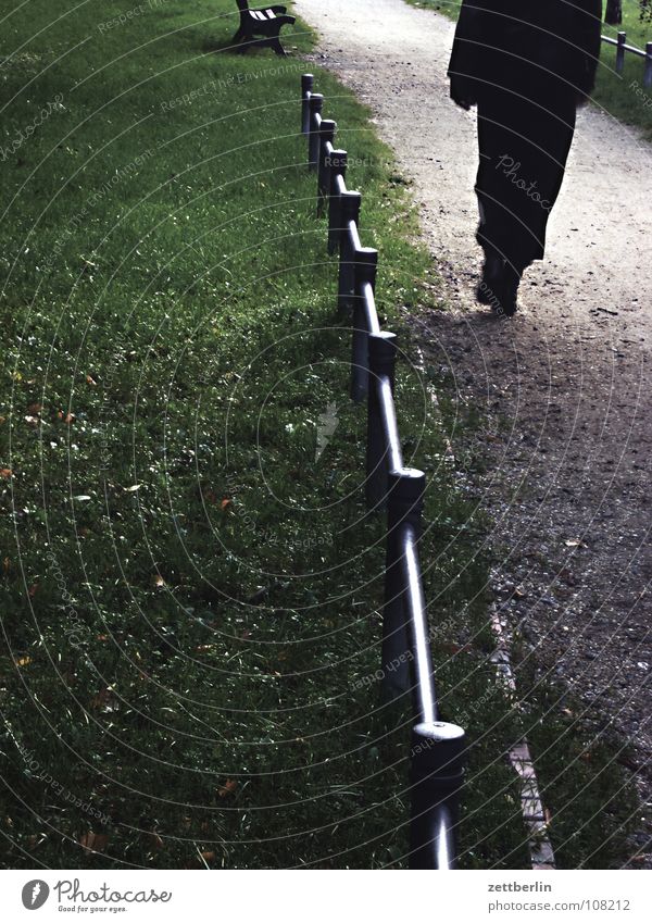 Sonntag Frau gehen wandern Angst Park dunkel Abschied begegnen Verabredung Romantik Panik Garten Mensch Spaziergang sonntagspaziergang Verfolgung bewachung