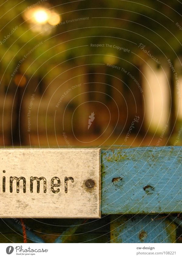 nie · z Gartenzaun Zaun immer Typographie Namensschild Unschärfe Gartentor Barriere Maschendraht Maschendrahtzaun Haus Wohnung Detailaufnahme verfallen