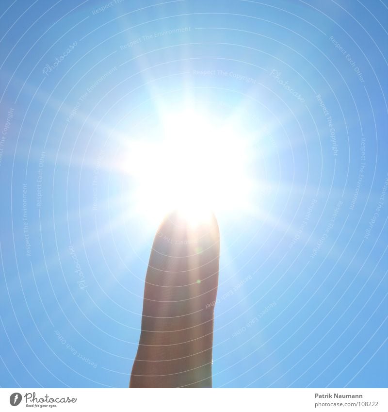 nach den sternen ... äh, der sonne greifen !! Finger Hand Gegenlicht gegen Stern (Symbol) Spielen glänzend Sommer Sonne blau Illusion Beleuchtung