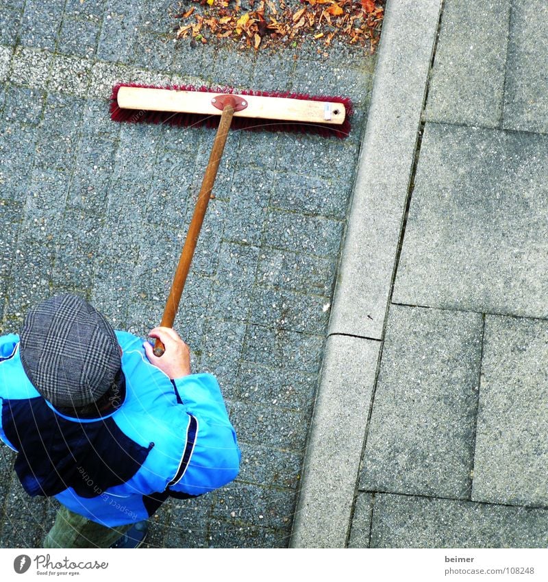 Hausmeister II Besen Kehren Borsten pflastern Parkplatz Blatt Mütze Mann Herbst Arbeit & Erwerbstätigkeit Sauberkeit Reinigen Dienstleistungsgewerbe