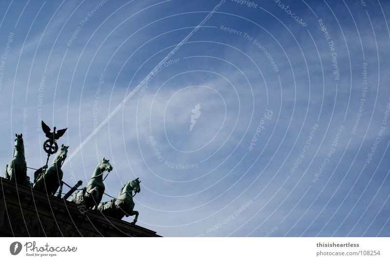 Abschuss Brandenburger Tor Denkmal Pferd Tourist stehen Fotografieren Flugzeug Pilot Kopilot Kondensstreifen Wolken schlechtes Wetter himmlisch historisch