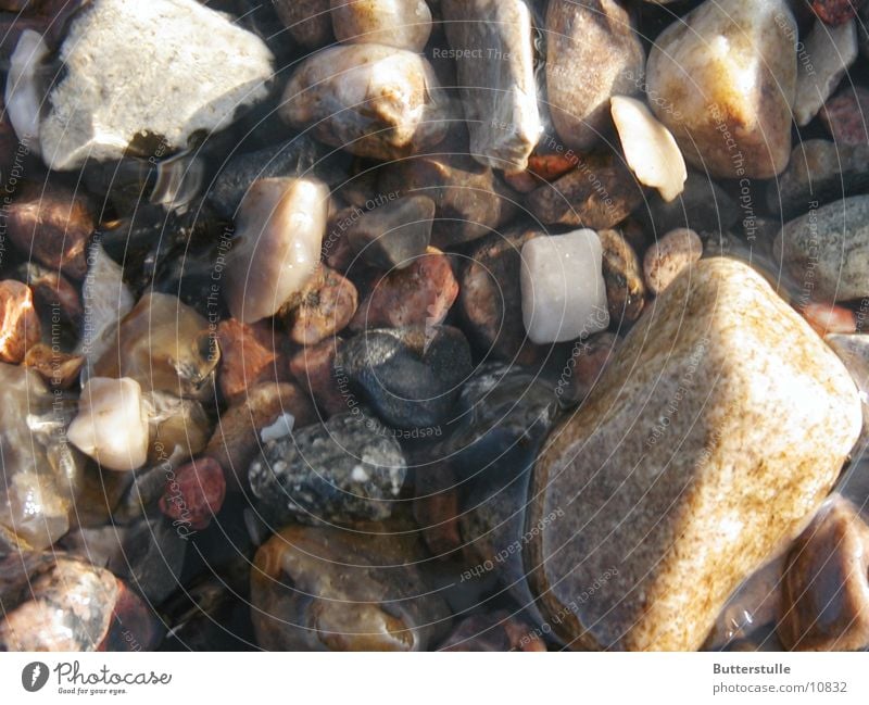 Steine im Wasser Elbstrand Kies