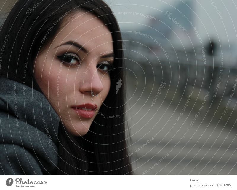 . feminin 1 Mensch Wege & Pfade Hafen Mantel Piercing schwarzhaarig langhaarig beobachten Denken Blick warten schön Zufriedenheit selbstbewußt Coolness