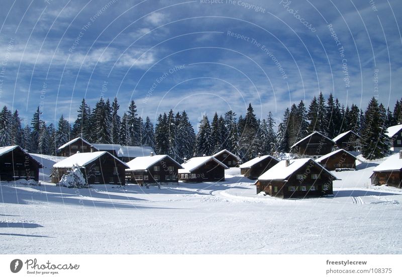 Hüttenzauber Winter Baum Wolken Schnee Landschaft Idylle Himmel