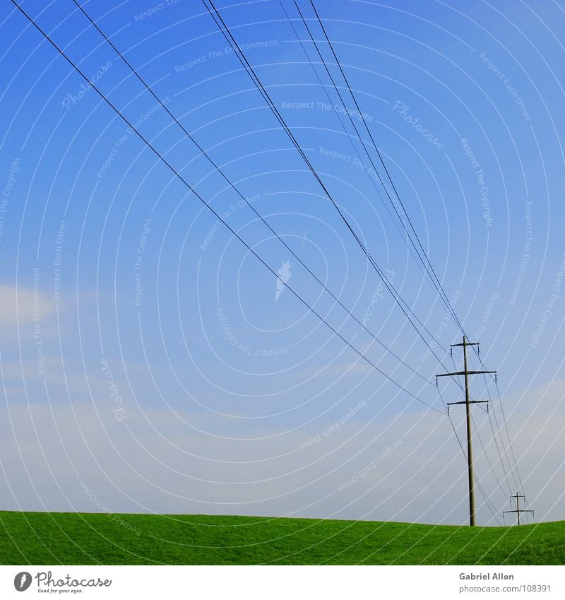 Power Supply Line Strommast Wiese sehr wenige minimalistisch Herbst Schweiz Industrie Kabel Himmel blau