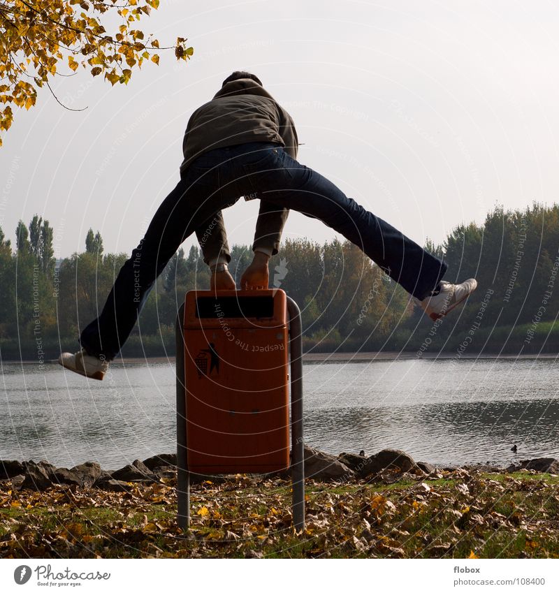 Ab geht's! springen Mann spreizen Abheben Himmel Herbst spontan Luft Schwerelosigkeit Zeit Schwerkraft Anziehungskraft Höhepunkt Langeweile Zukunft Jugendliche