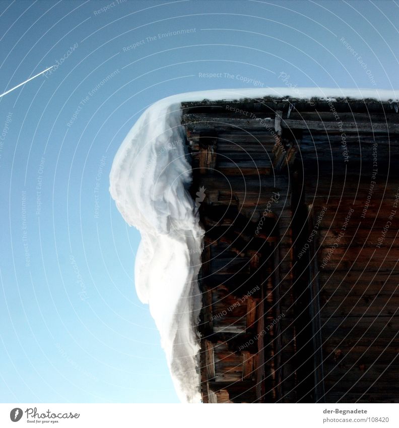 Schnee auf der Hütte Winter Februar kalt Kondensstreifen Neuschnee Winterurlaub Schneewandern Kanton Graubünden Schweiz weiß Schneewehe Holzhütte Berghütte Dach