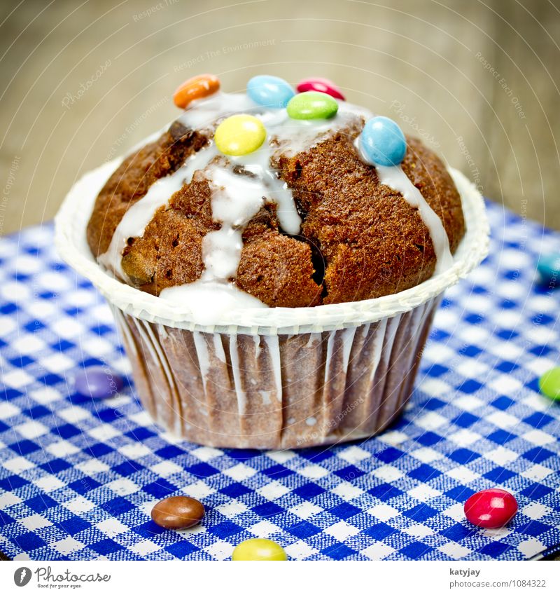 Schokomuffin Muffin Kuchen Backwaren Schokolade Schokolinsen Schokoladenkuchen Bäckerei Cupcake Speise Essen Foodfotografie Ernährung nah Nahaufnahme rührteig