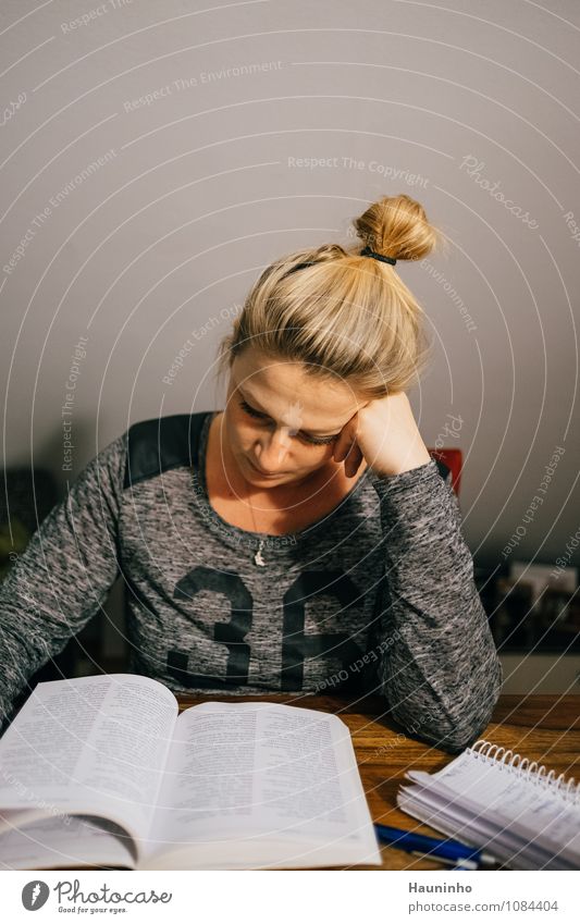 Lesezeit lesen Häusliches Leben Wohnung Tisch lernen Mensch feminin Junge Frau Jugendliche Kopf Haare & Frisuren 1 30-45 Jahre Erwachsene Schmuck Haargummi