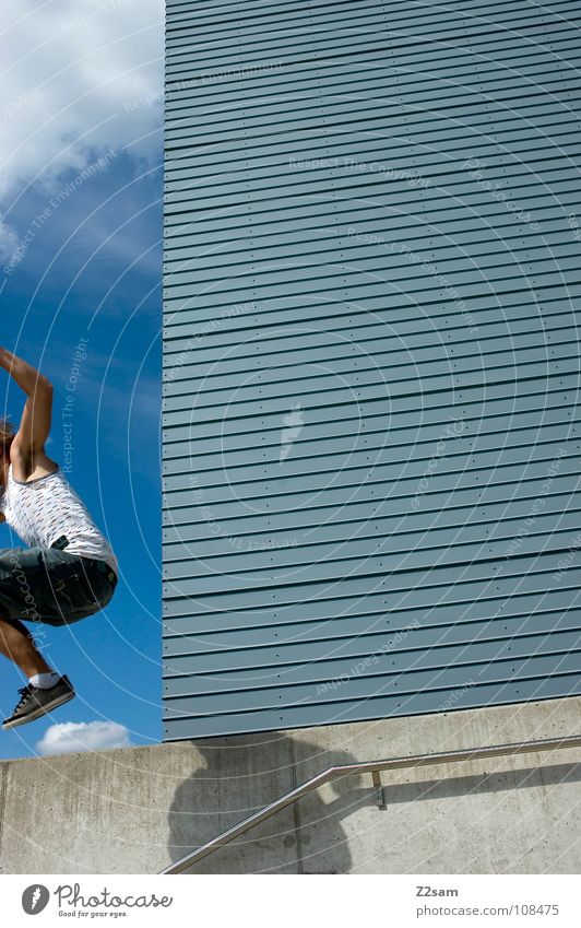 absprung *END* springen Haus Hochhaus Wolken Aktion lässig Schneidersitz Kampfstellung Wand Stil Mann abwärts Lamelle modern hause Himmel blau man Mensch