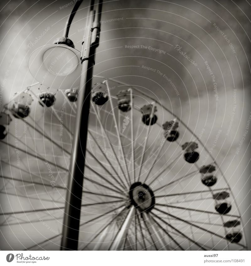 Fairground I Jahrmarkt Fahrgeschäfte Schausteller Riesenrad Schwarzweißfoto Ausstellung Markt Erholung Schwindelgefühl drehschwindel Jugendkultur Kindheit