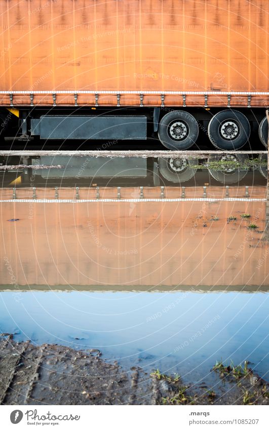 LKW Arbeit & Erwerbstätigkeit Güterverkehr & Logistik Pfütze Verkehr Lastwagen stehen Perspektive Symmetrie Termin & Datum Farbfoto Außenaufnahme Menschenleer