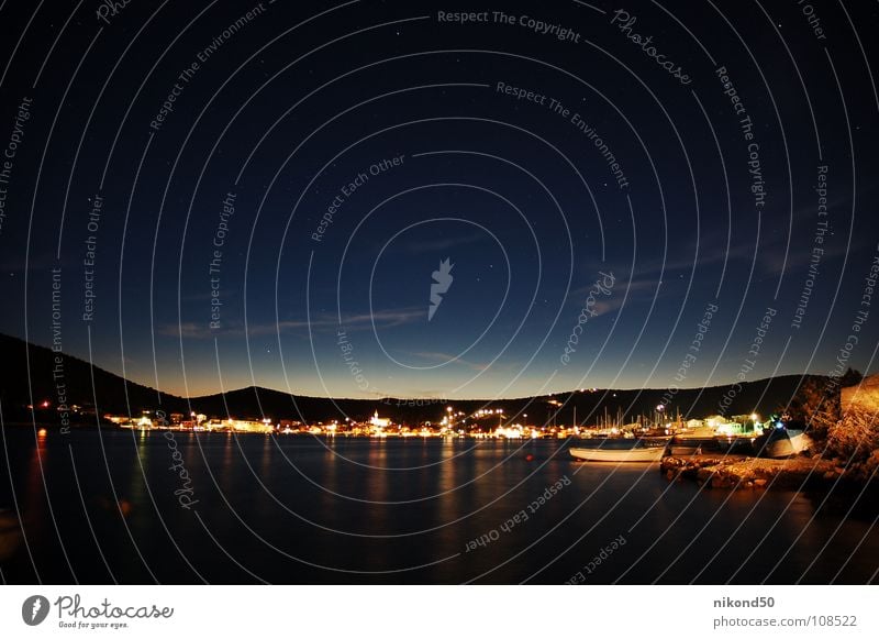 Vinisce 2 Dorf Nacht Meer Haus Wasserfahrzeug Reflexion & Spiegelung dunkel Hügel Ferien & Urlaub & Reisen Hafen Himmel reflektion Beleuchtung blau