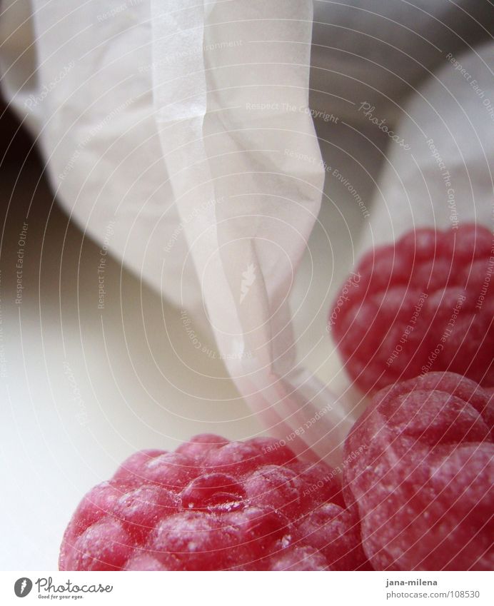 Himbeerglück Himbeeren Bonbon rot rosa süß Süßwaren rund Rascheln Papier Freude Beeren Himbeerbonbon Himbeerbonbons Glück klebrig Himbeersirup Vespertüte